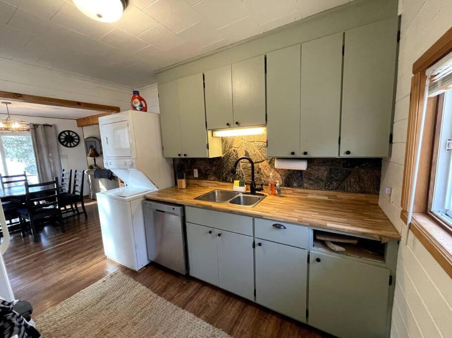 Dawson Loop 3br Lakefront Style Holiday home