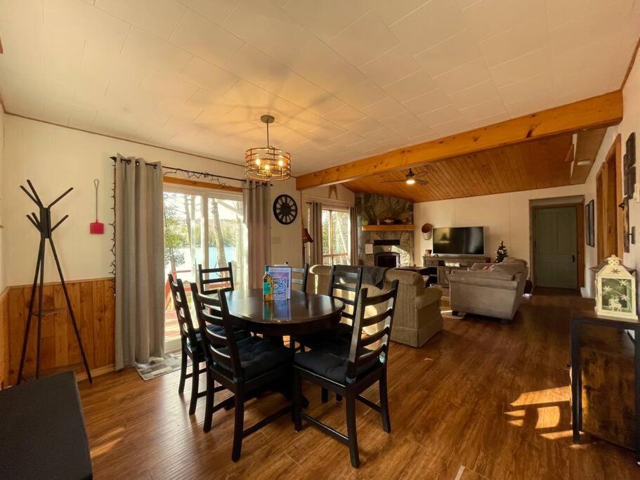 Dawson Loop 3br Lakefront Style Holiday home Maynooth