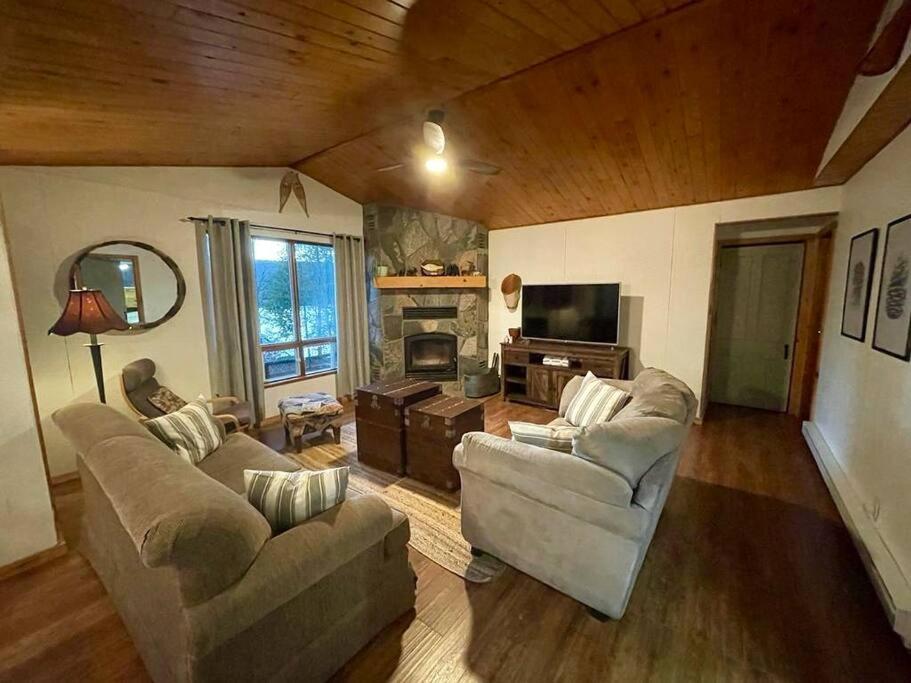 Dawson Loop 3br Lakefront Style Holiday home